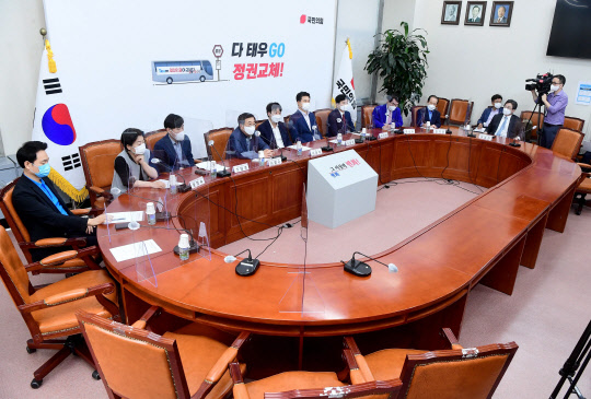 이준석(왼쪽에서 다섯번째)국민의힘 대표가 5일 서울 여의도 국회에서 열린 국민의힘 제20대 대통령선거 경선 예비후보 전체회의에서 발언하고 있다. 이날 회의엔 이준석 대표와 서병수 경선준비위원장, 김태호, 안상수, 원희룡, 유승민, 윤희숙, 장기표, 장성민, 하태경, 황교안 예비후보가 참석했다.연합뉴스